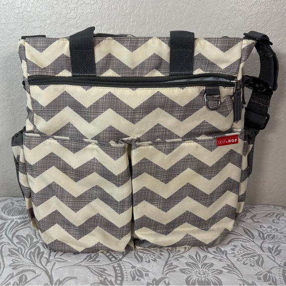 Skip Hop Handbags - SKIP HOP Baby Diaper Bag Chevron Gray White Sz OS On-The-Go Carry-All Versatile